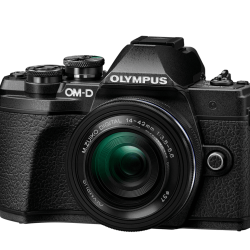 OLYMPUS E-M10 III Pancake zoom Μαύρη + EZ-M1442 EZ ΚΙΤ Μαύρο V207072BE000